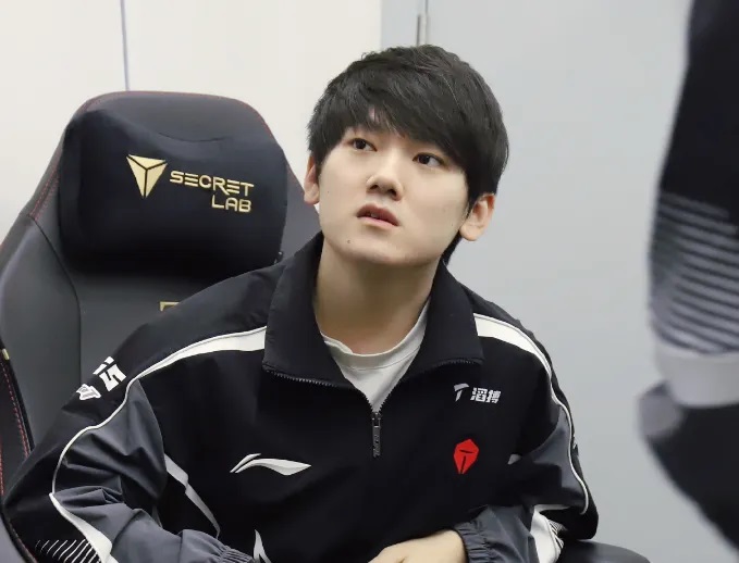 恢复升降级制度才有可能重回巅峰,LPL无缘S15决赛,下赛季已无退路